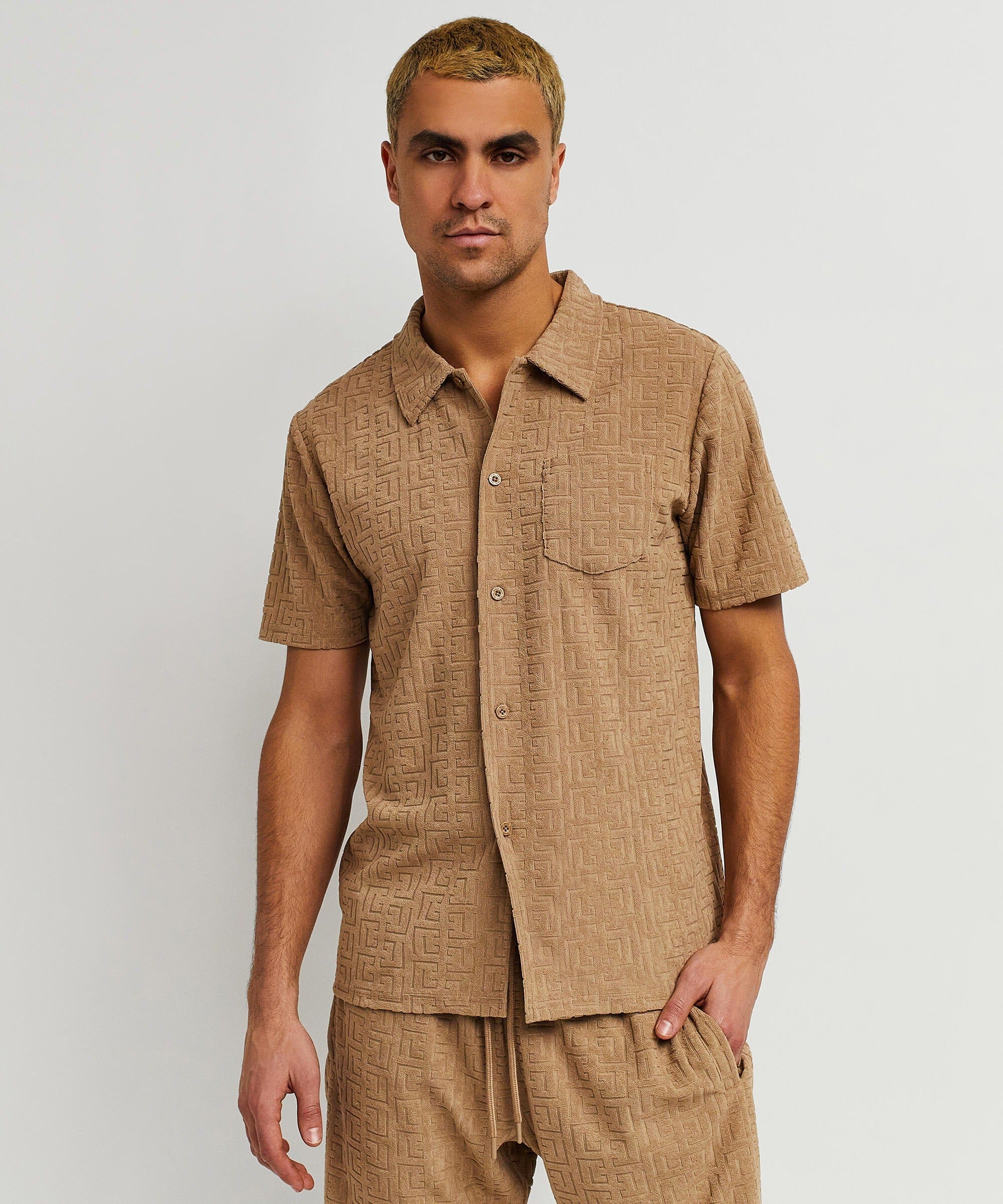 Towel Short Sleeve Embossed Pattern Button Down Shirt - Rust